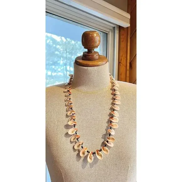 Vintage 80’s Conch Shell Hawaiian Necklace- Luhuanas Everlasting Beach Theme Jewelry
